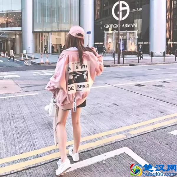 棒球外套怎么搭配 棒球外套里面穿什么好看