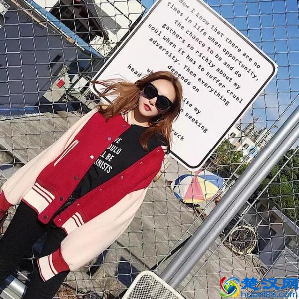 棒球外套怎么搭配 棒球外套里面穿什么好看