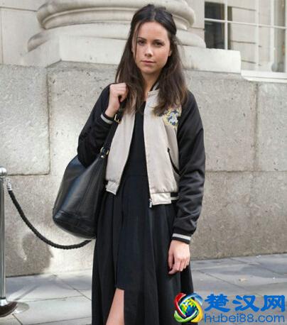 棒球外套怎么搭配 棒球外套里面穿什么好看