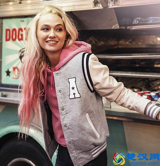 棒球外套怎么搭配 棒球外套里面穿什么好看