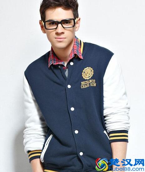 棒球外套怎么搭配 棒球外套里面穿什么好看