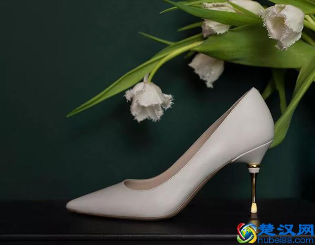 不会穿搭的姐姐们有福了，9款经典百搭鞋，轻松穿出晚夏白色风情