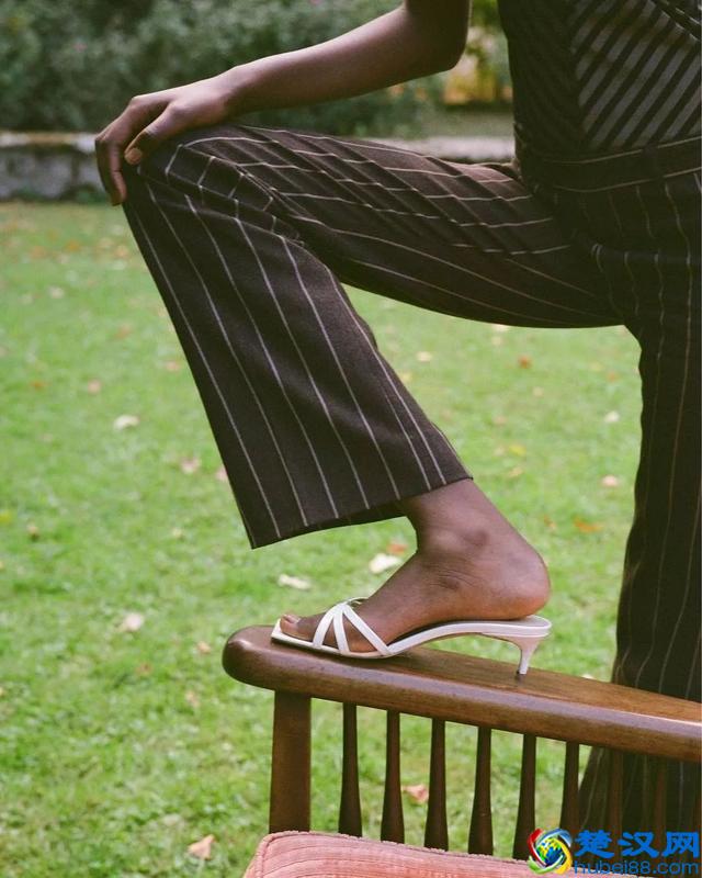 不会穿搭的姐姐们有福了，9款经典百搭鞋，轻松穿出晚夏白色风情