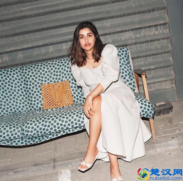 不会穿搭的姐姐们有福了，9款经典百搭鞋，轻松穿出晚夏白色风情