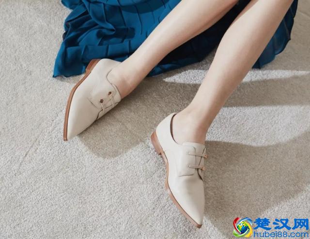 不会穿搭的姐姐们有福了，9款经典百搭鞋，轻松穿出晚夏白色风情