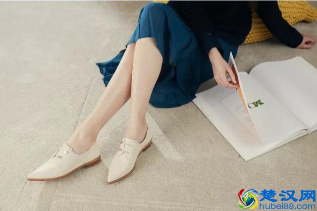 不会穿搭的姐姐们有福了，9款经典百搭鞋，轻松穿出晚夏白色风情