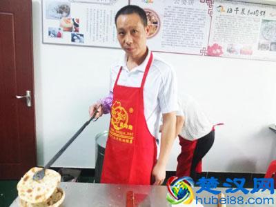 男人摆摊卖什么小吃好?简单适合一个人摆摊的小吃项目