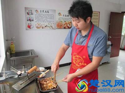 男人摆摊卖什么小吃好?简单适合一个人摆摊的小吃项目