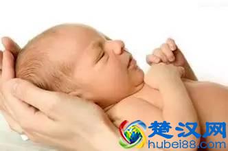 新生儿月子里总吐奶，可能和这三个原因有关系，不重视会影响发育