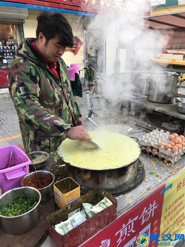 暖心！石家庄出现爱心煎饼哥 摊煎饼送给陌生大叔
