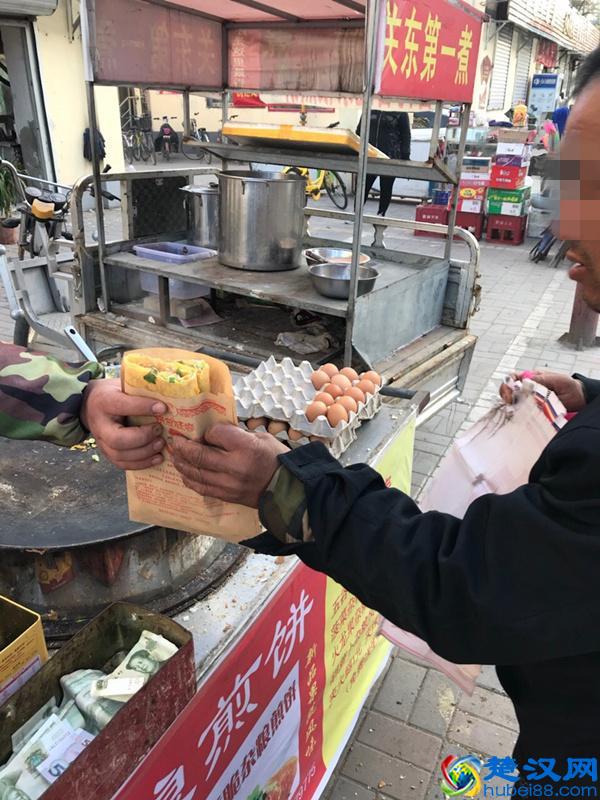 暖心！石家庄出现爱心煎饼哥 摊煎饼送给陌生大叔