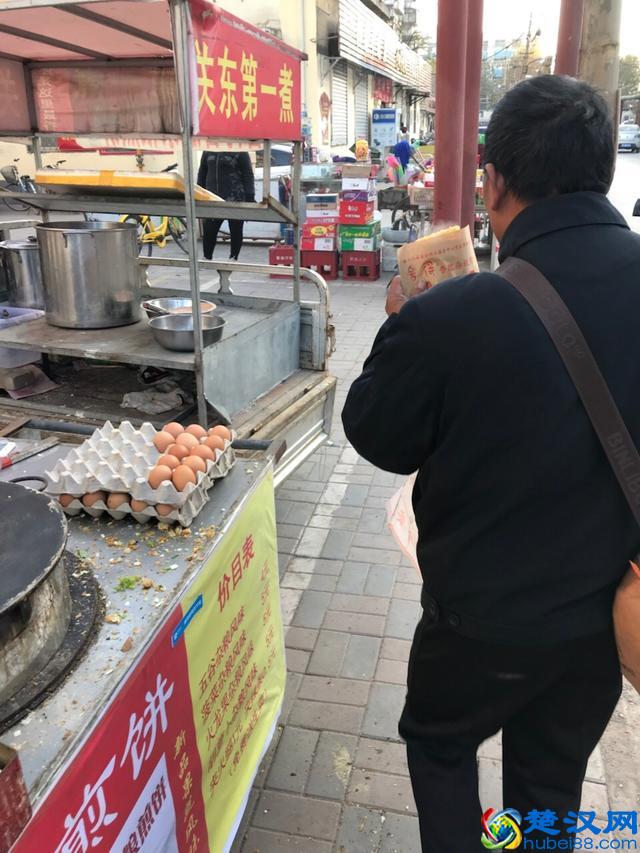 暖心！石家庄出现爱心煎饼哥 摊煎饼送给陌生大叔