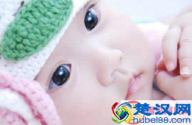 30度天气二周3宝宝6月份穿几件衣服，夏天适合给宝宝开几度空调风