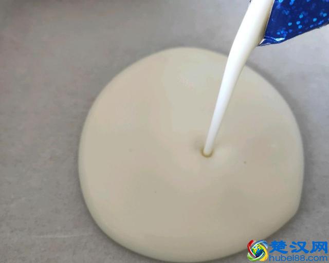 自制炒酸奶，不用炒酸奶机，有冰箱就能做，比买的还好吃