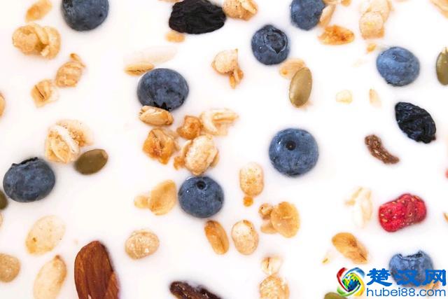 自制炒酸奶，不用炒酸奶机，有冰箱就能做，比买的还好吃