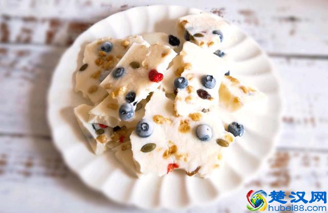 自制炒酸奶，不用炒酸奶机，有冰箱就能做，比买的还好吃