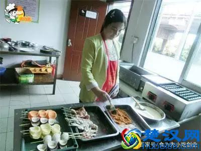 2019年一个人街边摆摊做什么小吃好卖，月入2万的6个小生意