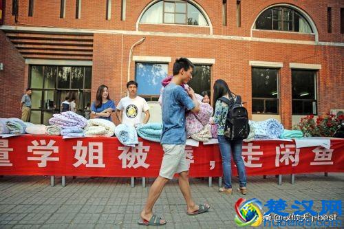 又是一年毕业季，大学摆地摊的学姐们卖的东西，哪一件最吸引你