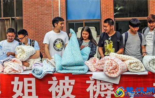 又是一年毕业季，大学摆地摊的学姐们卖的东西，哪一件最吸引你