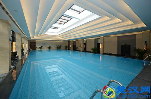 天气炎热，开办一家游泳馆需要办理哪些证件？