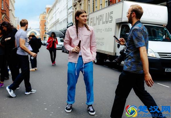 粉色衣服配什么颜色的裤子 时髦又好看