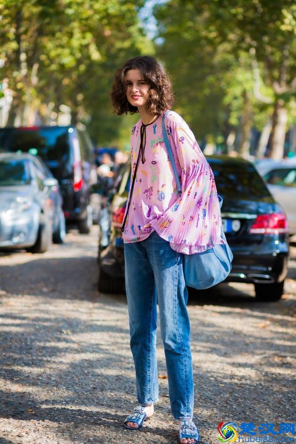 粉色衣服配什么颜色的裤子 时髦又好看