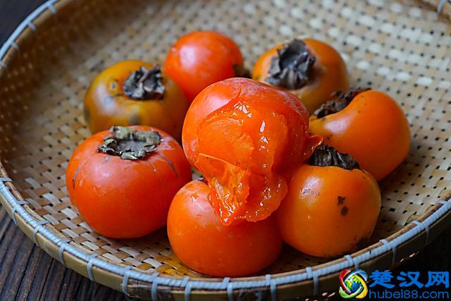 教你这几招柿子催熟小妙招，再也不怕柿子涩口了，个个又红又甜