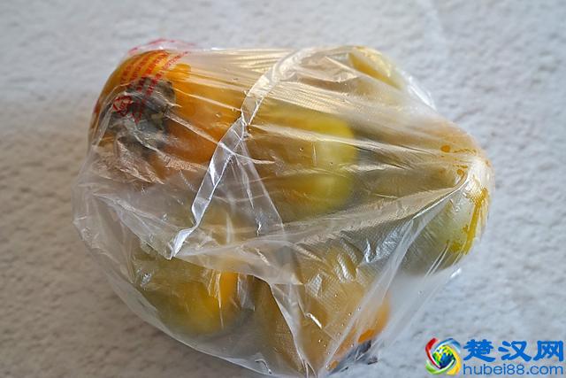 教你这几招柿子催熟小妙招，再也不怕柿子涩口了，个个又红又甜