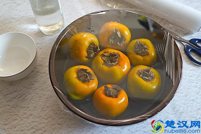 教你这几招柿子催熟小妙招，再也不怕柿子涩口了，个个又红又甜