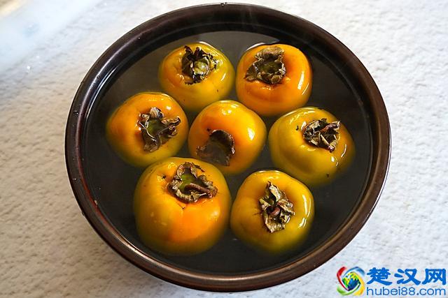 教你这几招柿子催熟小妙招，再也不怕柿子涩口了，个个又红又甜