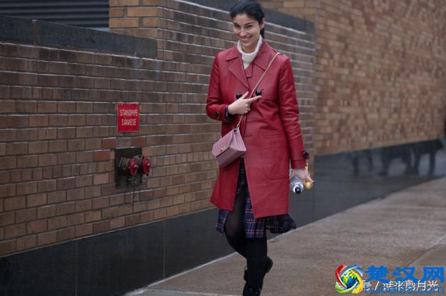 大红色外套搭什么颜色的毛衣 两个妙招打造优雅气质