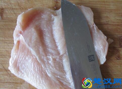 爆浆鸡排，将芝士片放入鸡排，外焦里嫩，香酥可口，美味有营养！