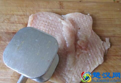 爆浆鸡排，将芝士片放入鸡排，外焦里嫩，香酥可口，美味有营养！