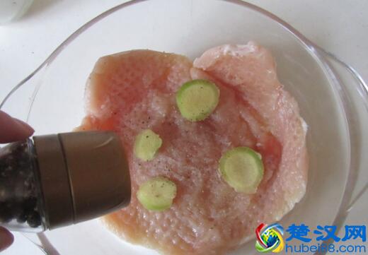 爆浆鸡排，将芝士片放入鸡排，外焦里嫩，香酥可口，美味有营养！