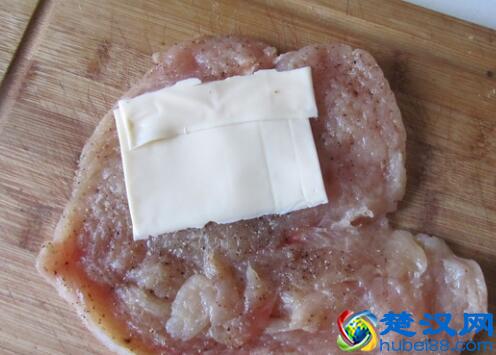 爆浆鸡排，将芝士片放入鸡排，外焦里嫩，香酥可口，美味有营养！