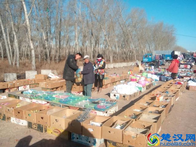 看一看！地摊上两元一件的商品都有啥，你会买吗