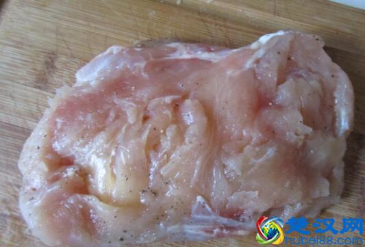 爆浆鸡排，将芝士片放入鸡排，外焦里嫩，香酥可口，美味有营养！