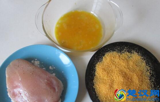 爆浆鸡排，将芝士片放入鸡排，外焦里嫩，香酥可口，美味有营养！