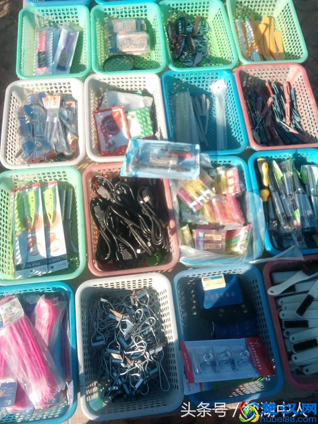 看一看！地摊上两元一件的商品都有啥，你会买吗