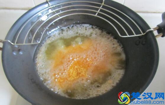 爆浆鸡排，将芝士片放入鸡排，外焦里嫩，香酥可口，美味有营养！