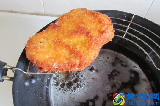 爆浆鸡排，将芝士片放入鸡排，外焦里嫩，香酥可口，美味有营养！