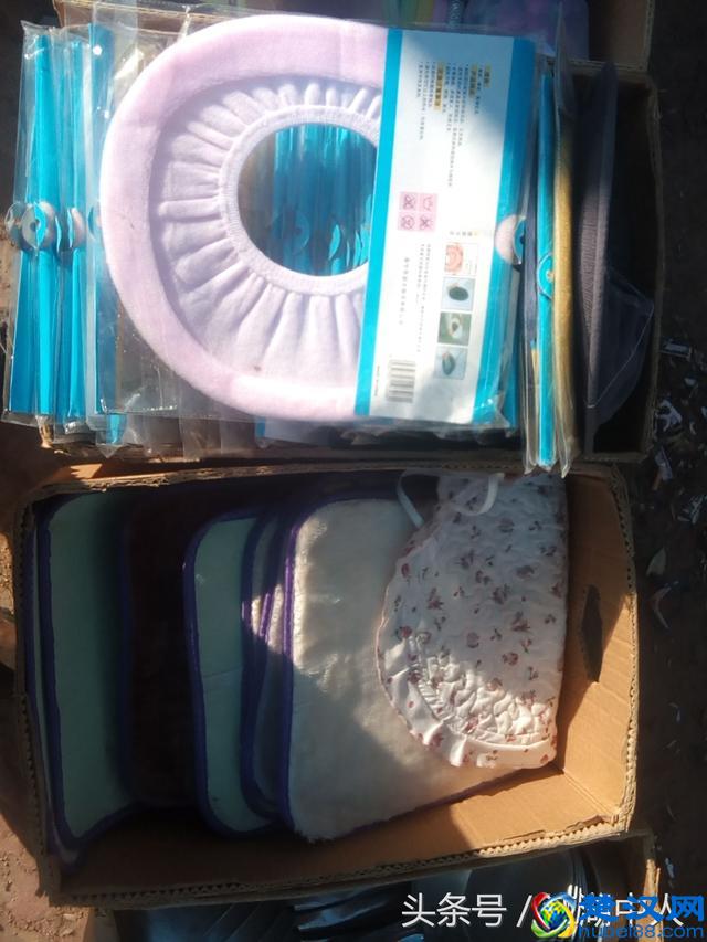 看一看！地摊上两元一件的商品都有啥，你会买吗