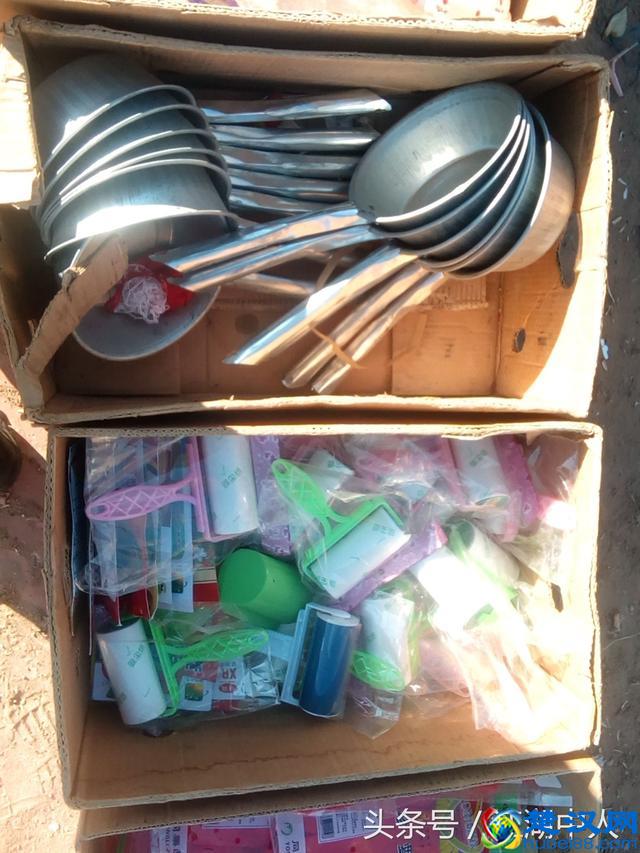 看一看！地摊上两元一件的商品都有啥，你会买吗