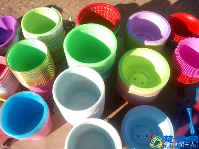 看一看！地摊上两元一件的商品都有啥，你会买吗