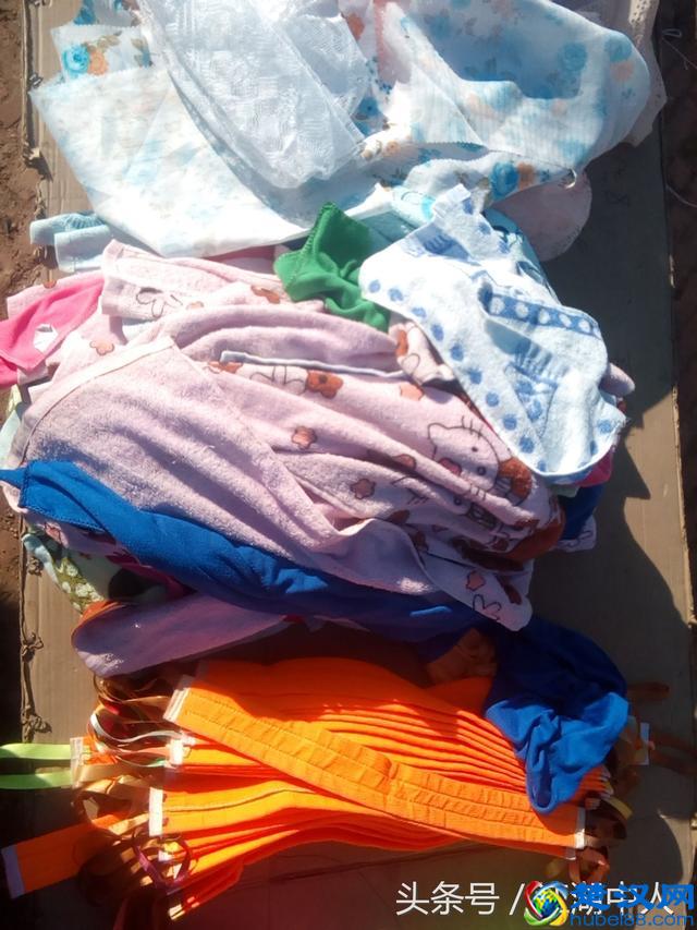 看一看！地摊上两元一件的商品都有啥，你会买吗