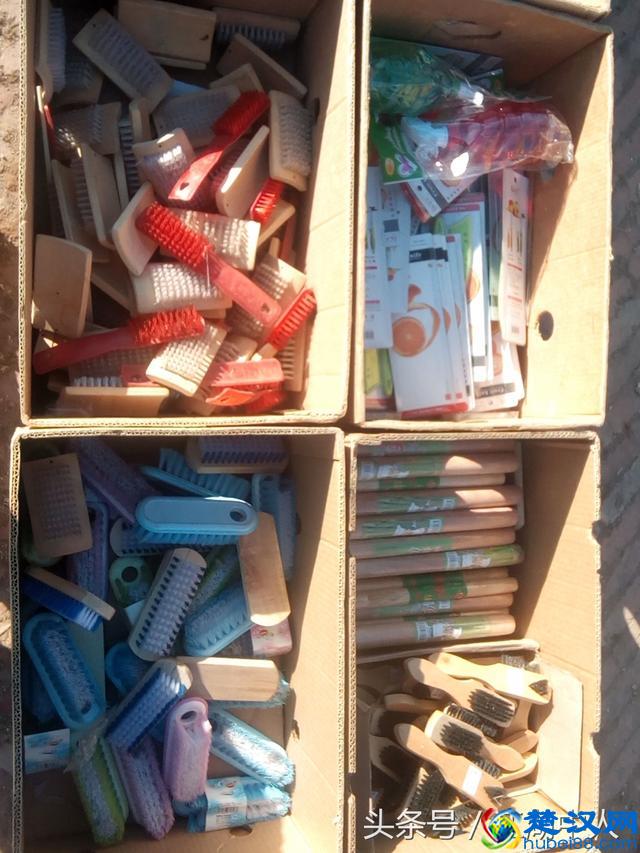 看一看！地摊上两元一件的商品都有啥，你会买吗