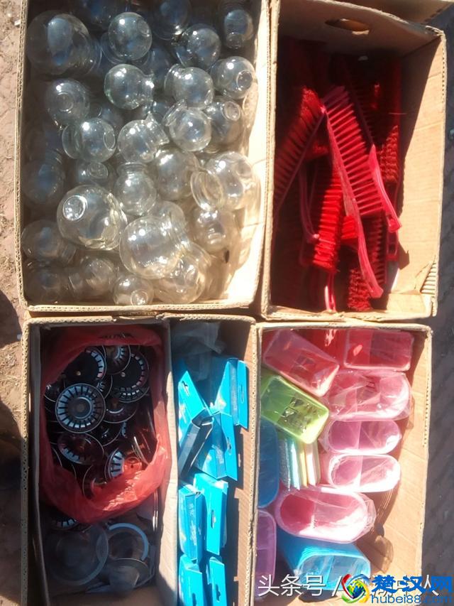 看一看！地摊上两元一件的商品都有啥，你会买吗