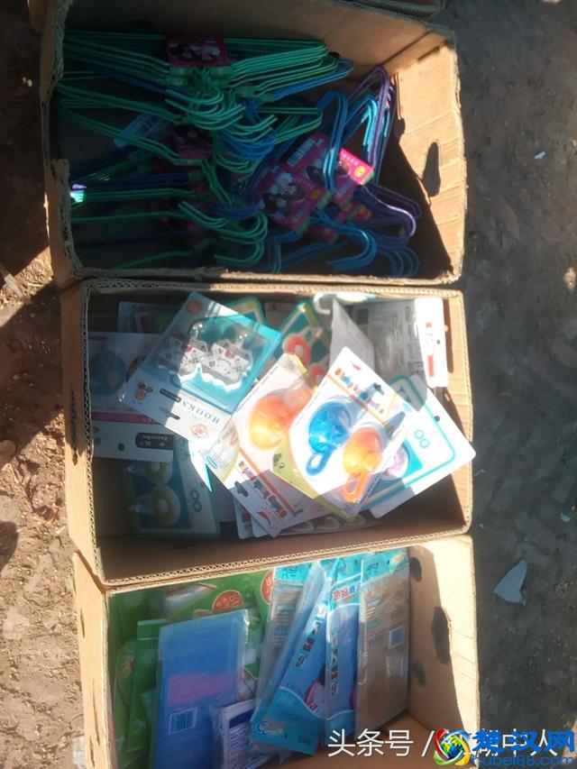 看一看！地摊上两元一件的商品都有啥，你会买吗