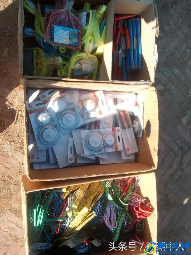 看一看！地摊上两元一件的商品都有啥，你会买吗