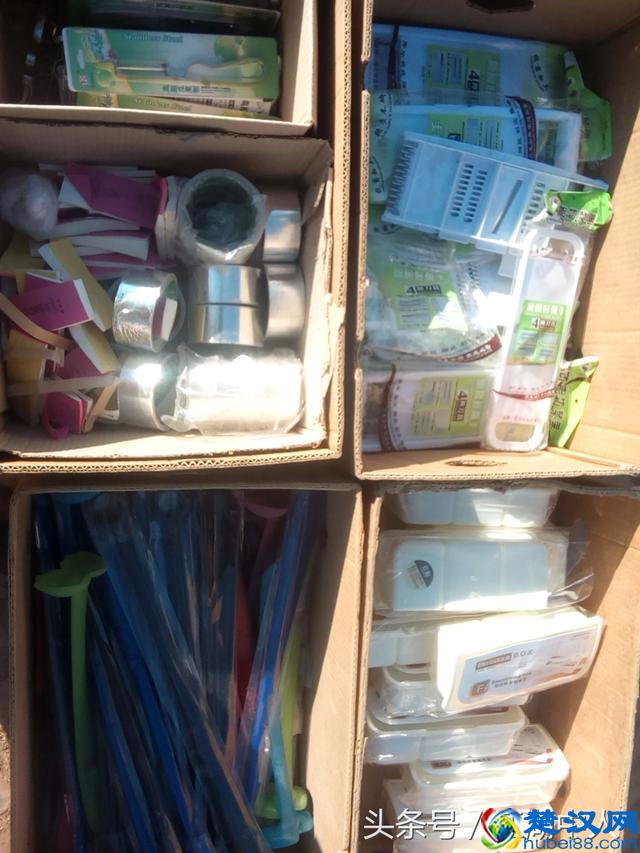 看一看！地摊上两元一件的商品都有啥，你会买吗